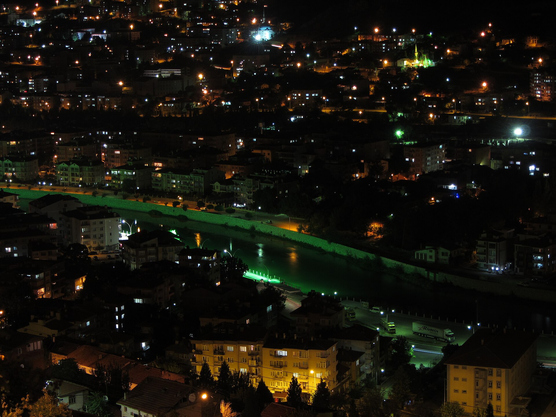Gece Amasya: yeşil ışıklarla aydınlatılmış Yeşilırmak kıyısı ve şehrin ışıkları, kaleden
