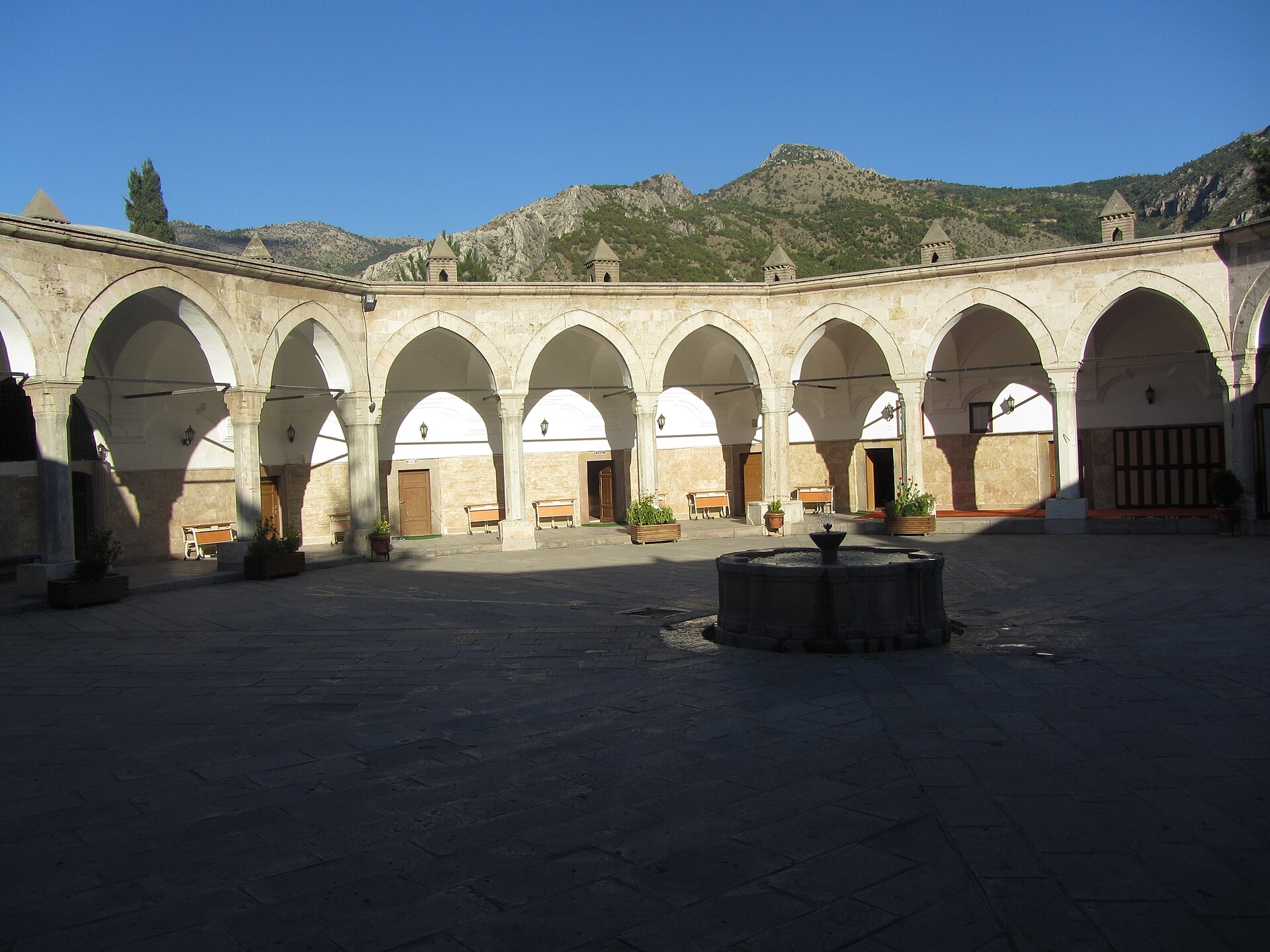 Tek Kapıdan Çıktım Yüzüm Peçeli: Amasya Ağıtı