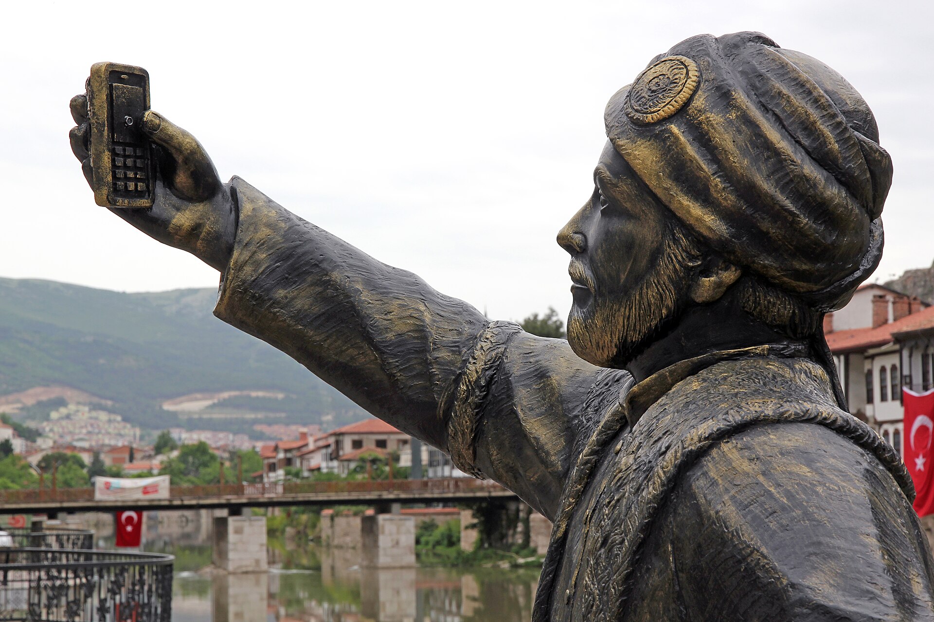 Amasya, Nordtürkei, Selfie-Statue an der Uferpromenade