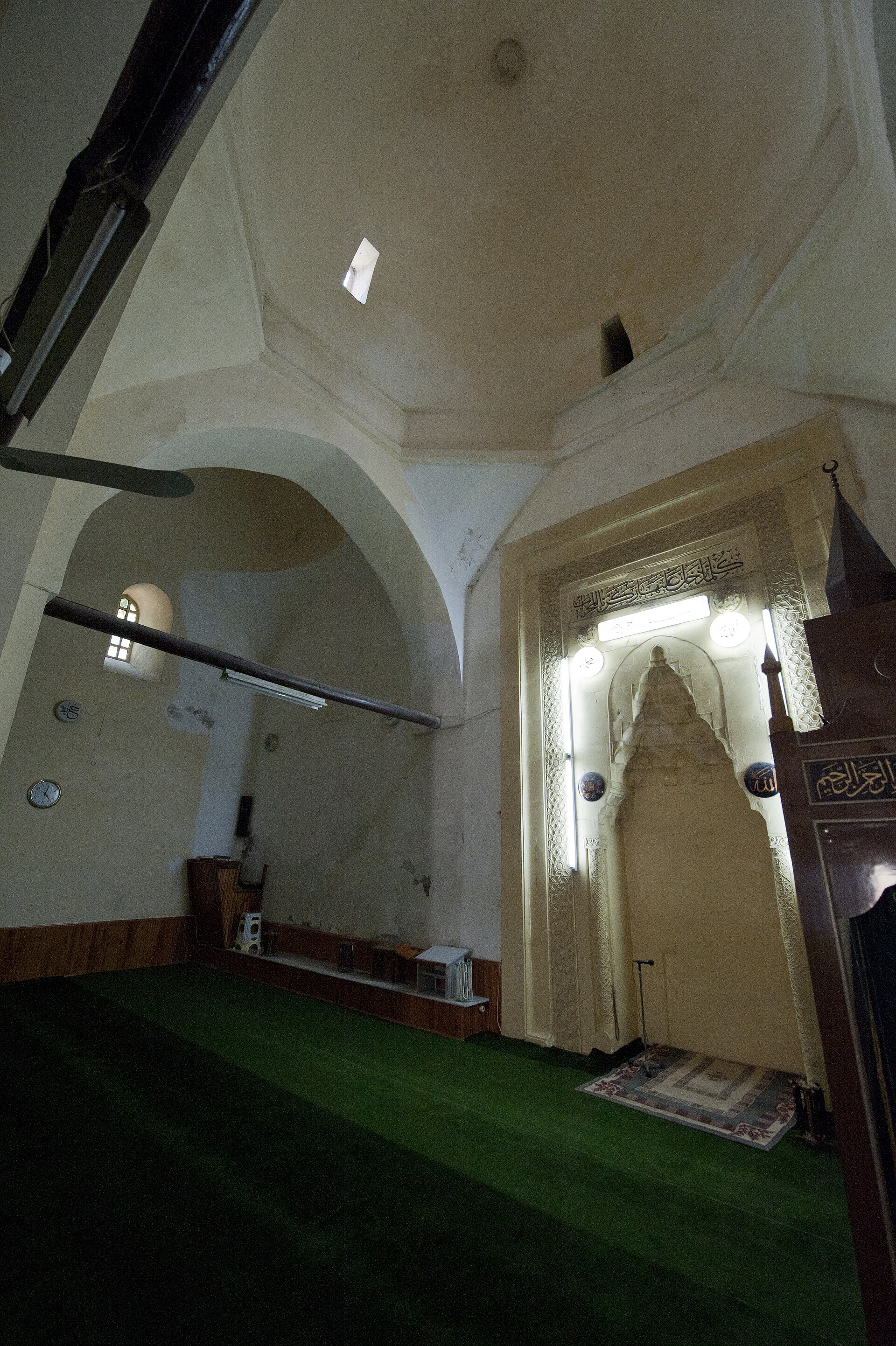 Amasya Gökmedrese complex Mosque interior