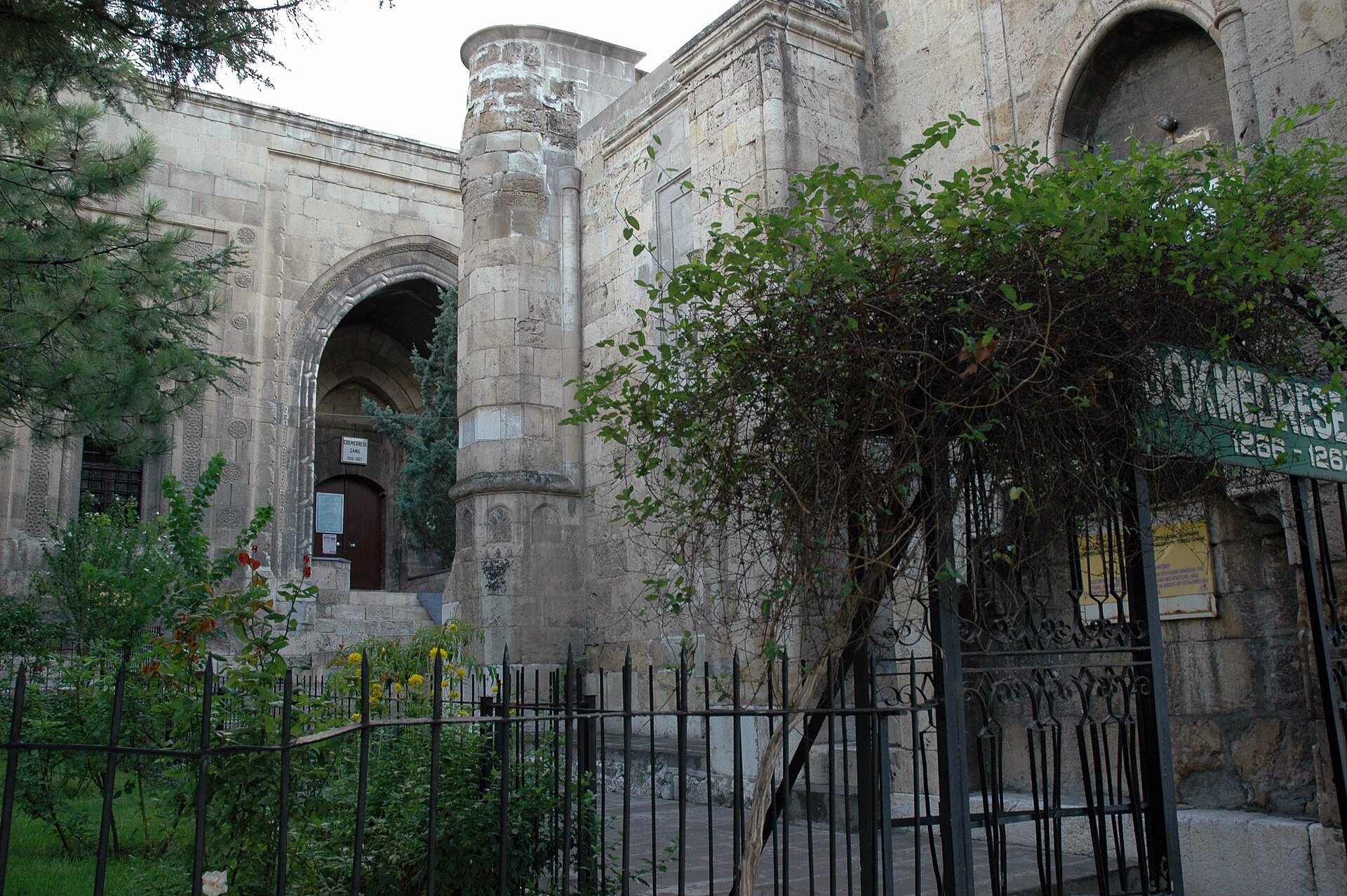Gökmedrese Mahallesi: Gök Medrese Külliyesi'nin Çevresinde Bir Amasya Mahallesi