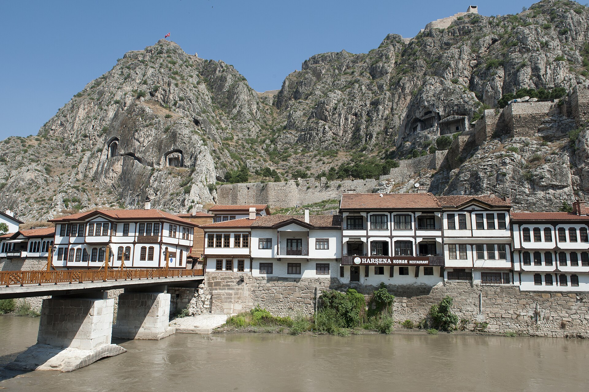 Amasya Yeşilmak Alcak Bridge looking west