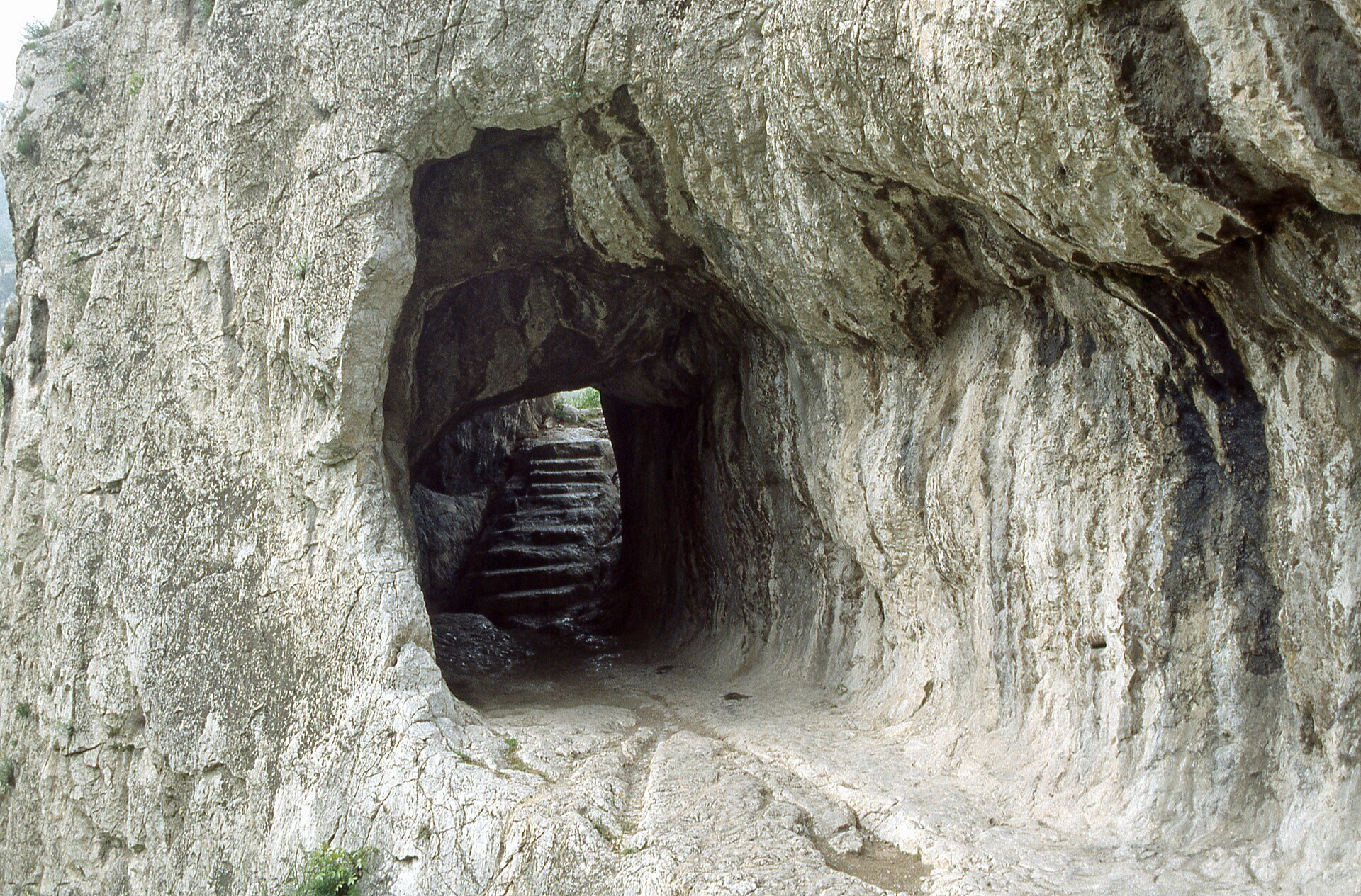 Amasya passage between central terrace and tomb D