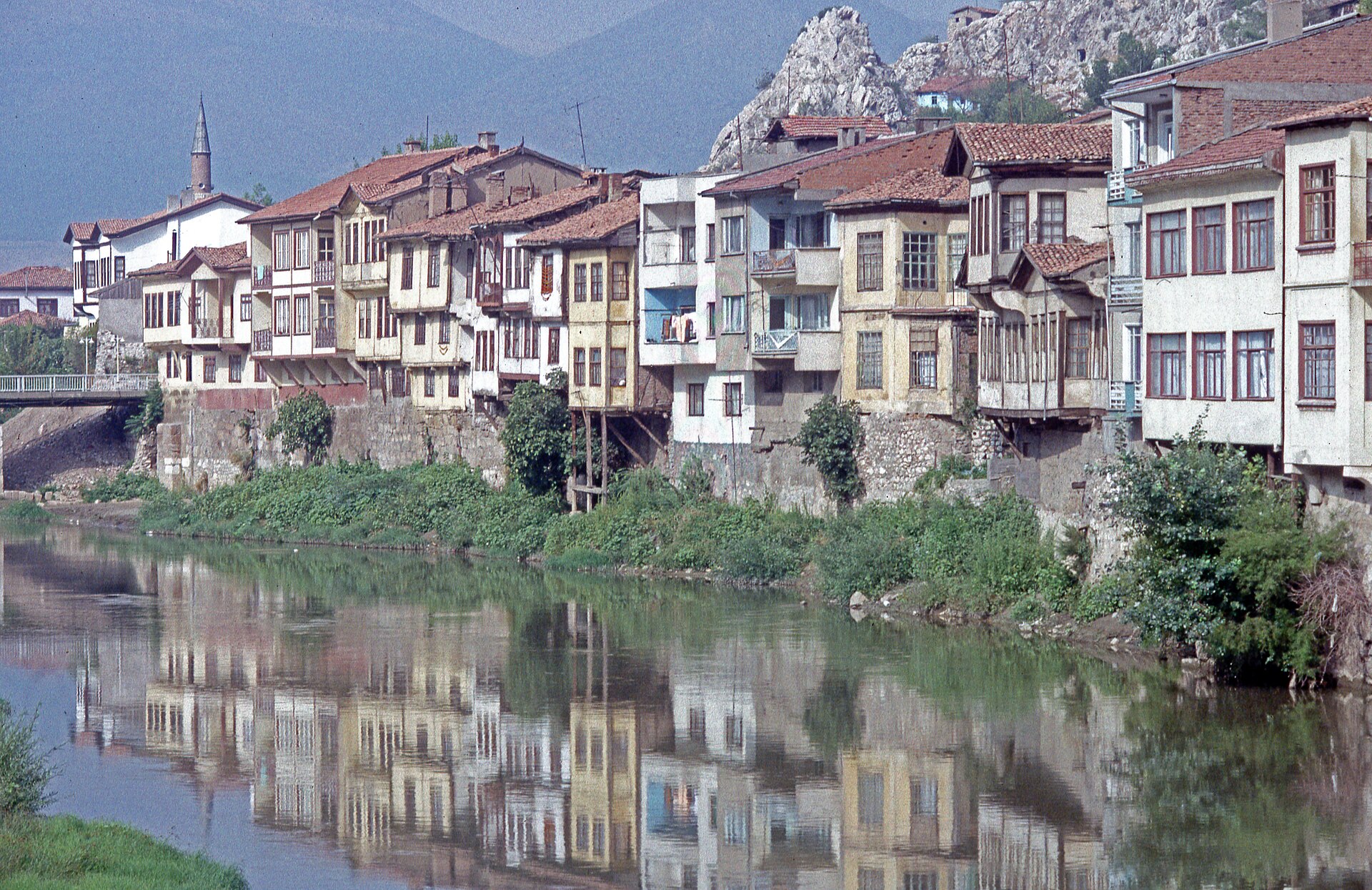 Yeniköy Mahallesi: Eski Adıyla Sarılar, Amasya Merkez'de Küçük Bir Köy Mahallesi