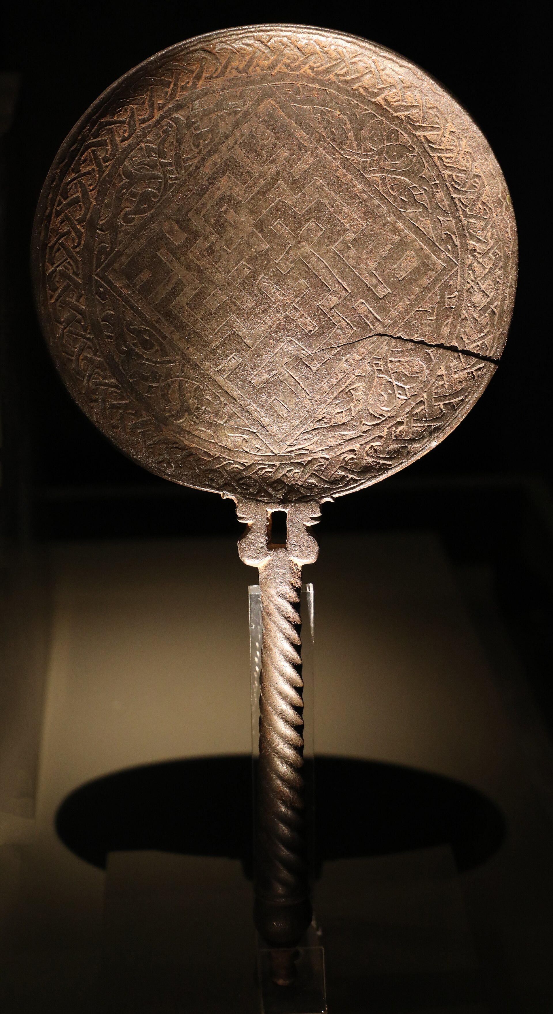 Selgiuchidi d'anatolia, specchio, in lega di rame, xiii secolo (museo di amasya)