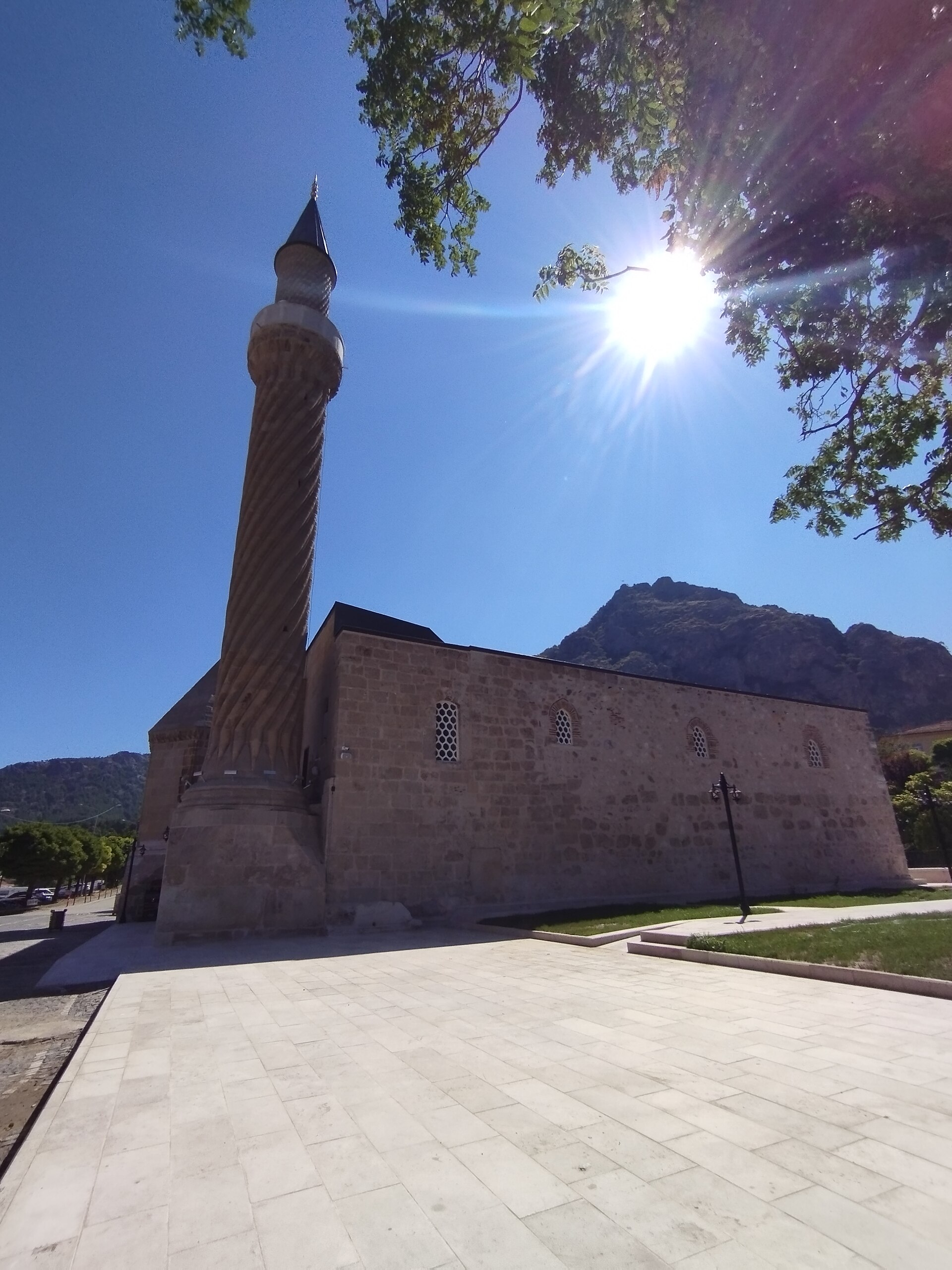 Dere Mahallesi: Burmalı Minare Camii, Çakallar Deresi ve Eski Mahalle Kayıtları