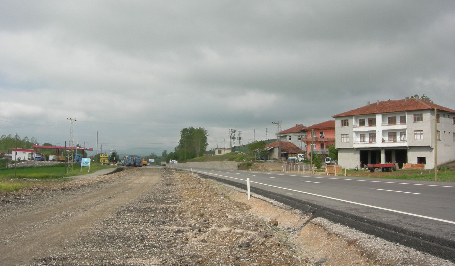 E95 European highway near Havza, between Samsun and Merzifon, Turkey, under 4-lane (dual 2-lane) construction