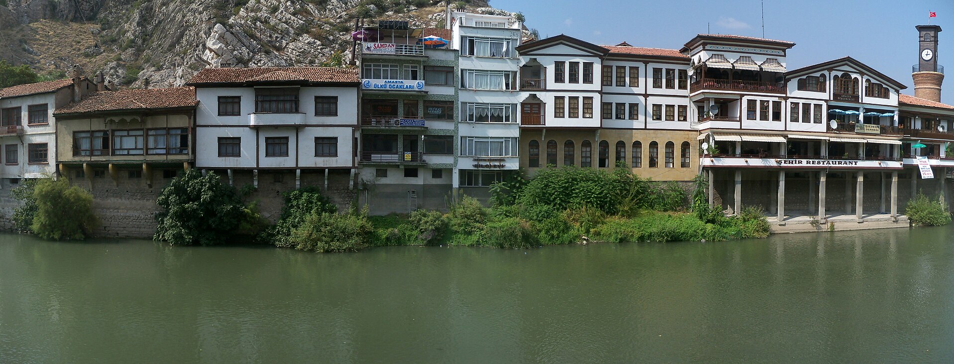 Nehir kenarı