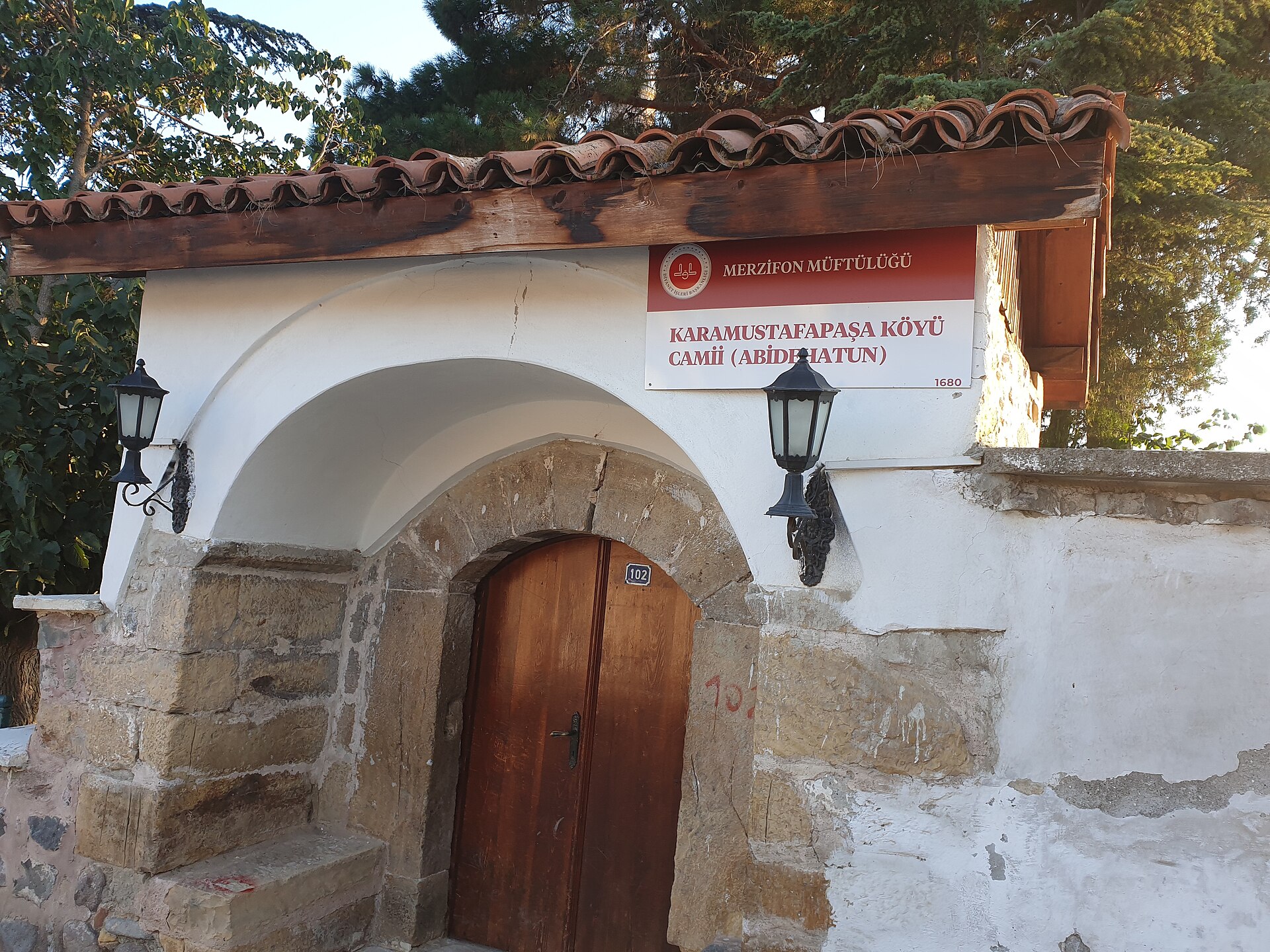 Abide Hatun Camisi'nin avlu girişi