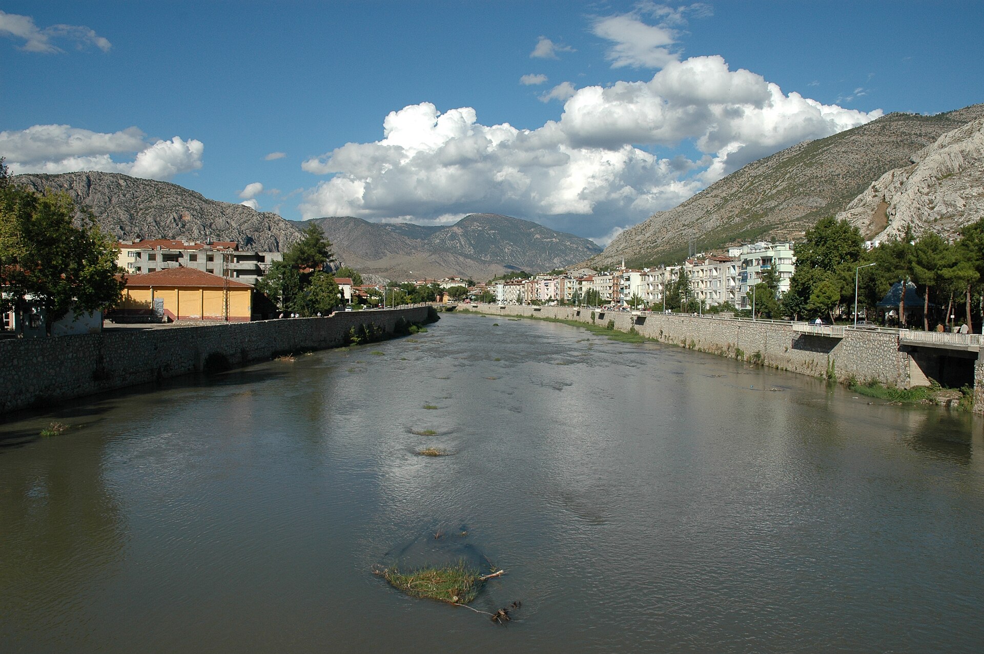 Taş rıhtımlar arasından şehrin içinden akan Yeşilırmak ve Amasya'yı çevreleyen dağlar