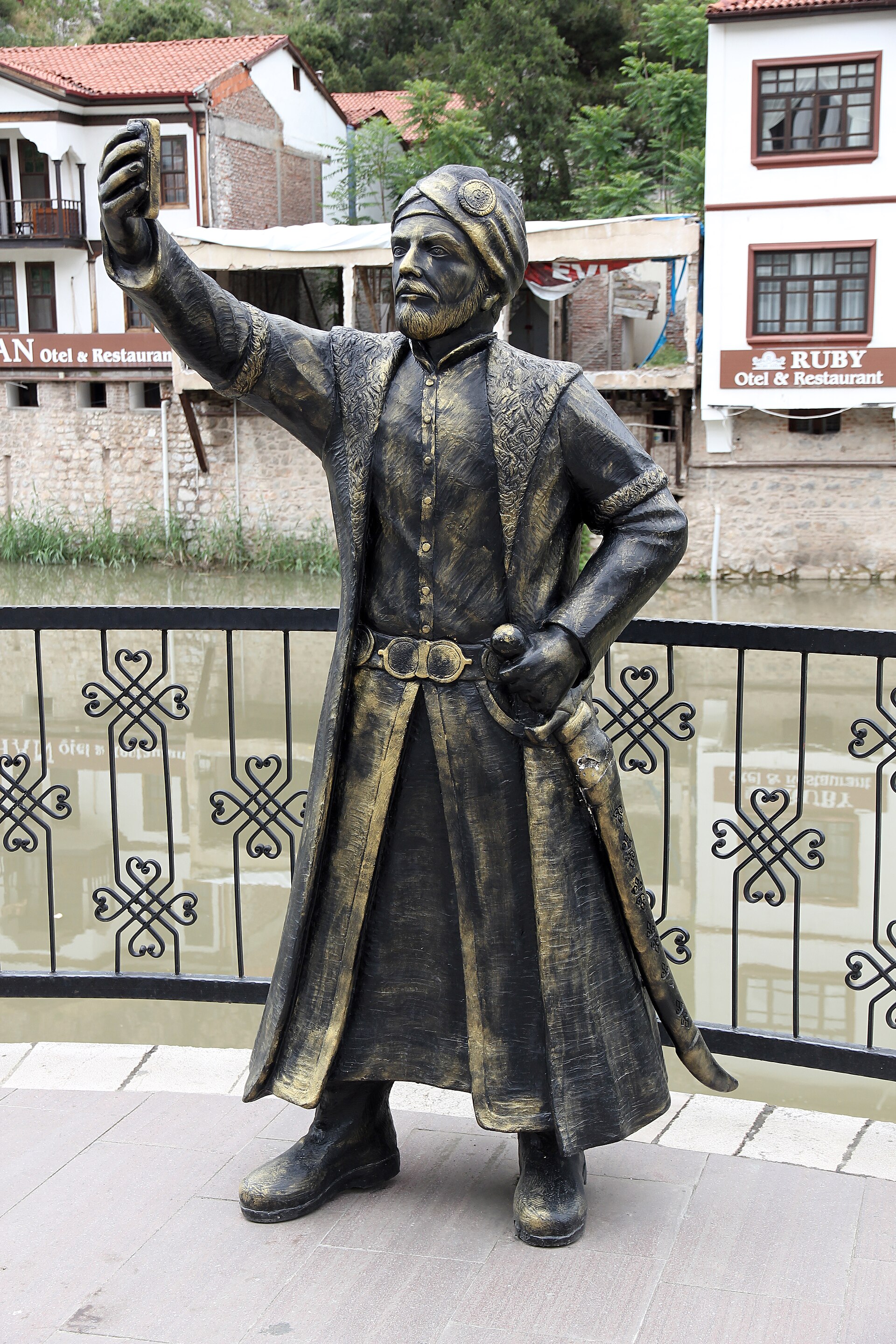 Amasya, Nordtürkei, Selfie-Statue an der Uferpromenade