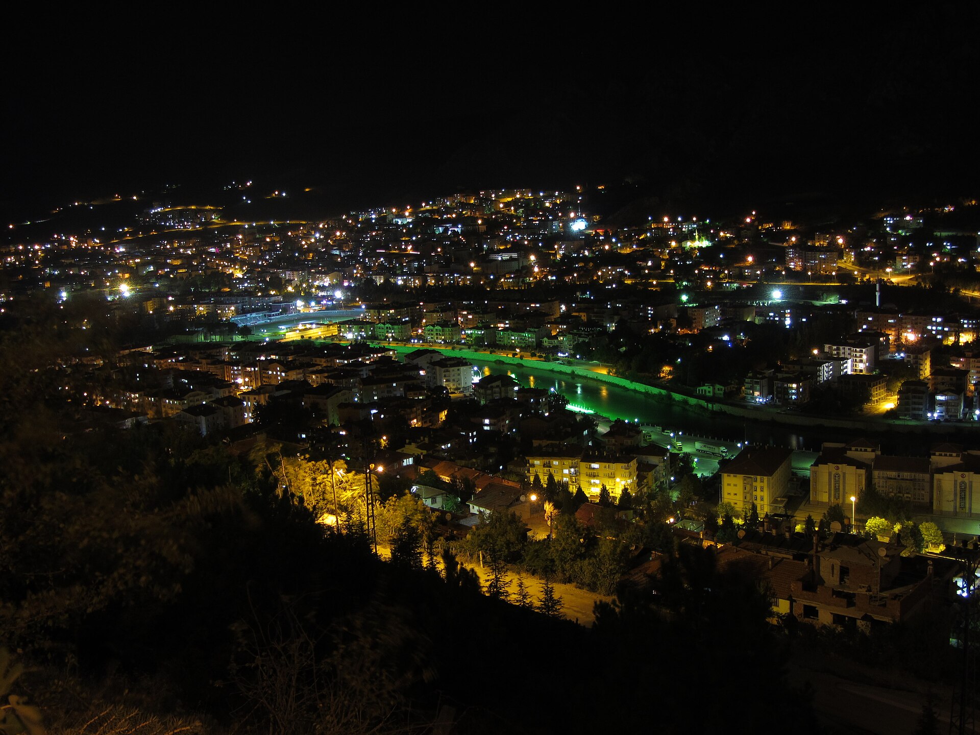 Gece kaleden Amasya: ışıl ışıl şehir ve yeşil ışıkla aydınlatılmış Yeşilırmak köprüsü
