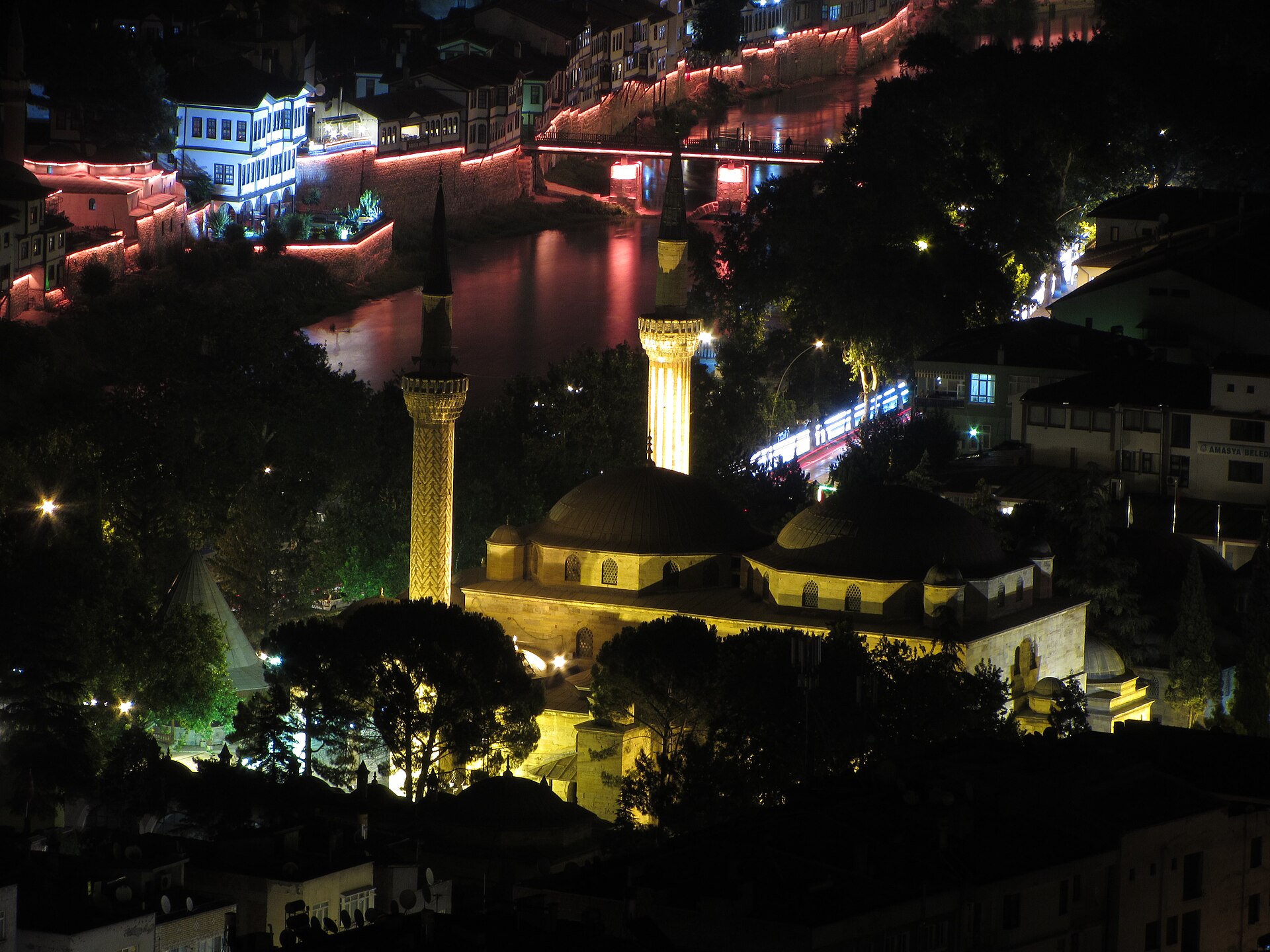 Gece aydınlatılmış iki minareli Sultan II. Bayezid Camii ve Yeşilırmak kıyısındaki ışıklar