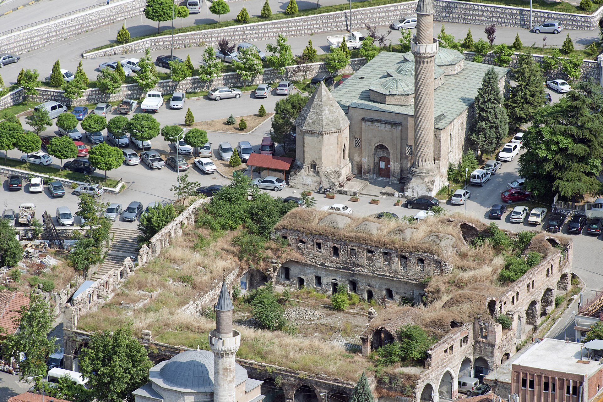 Kaleden bakışla Taşhan'ın harap avlusu ve hemen yanındaki cami ile kümbet