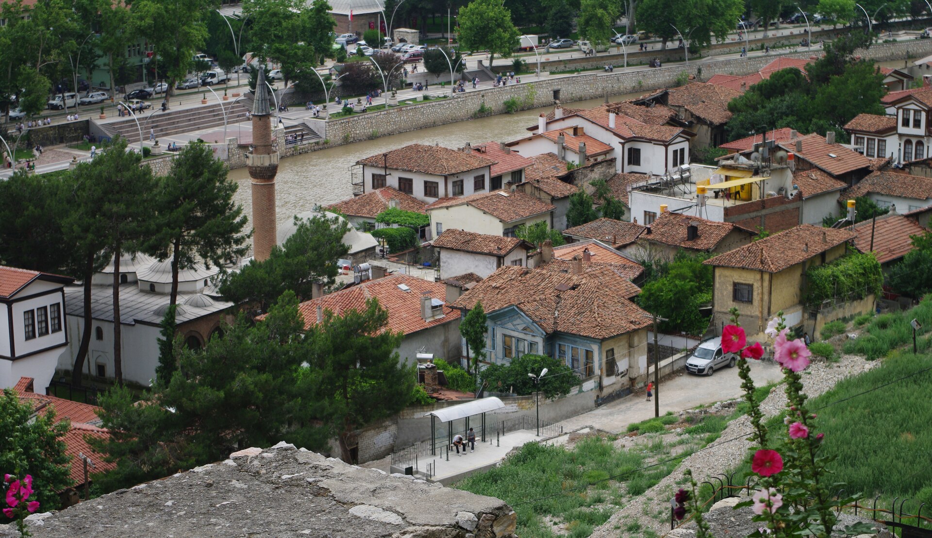 Şehirüstü Mahallesi: Çeribaşı Camii, Halkalı Evliya Türbesi ve Çakallar Tepesi