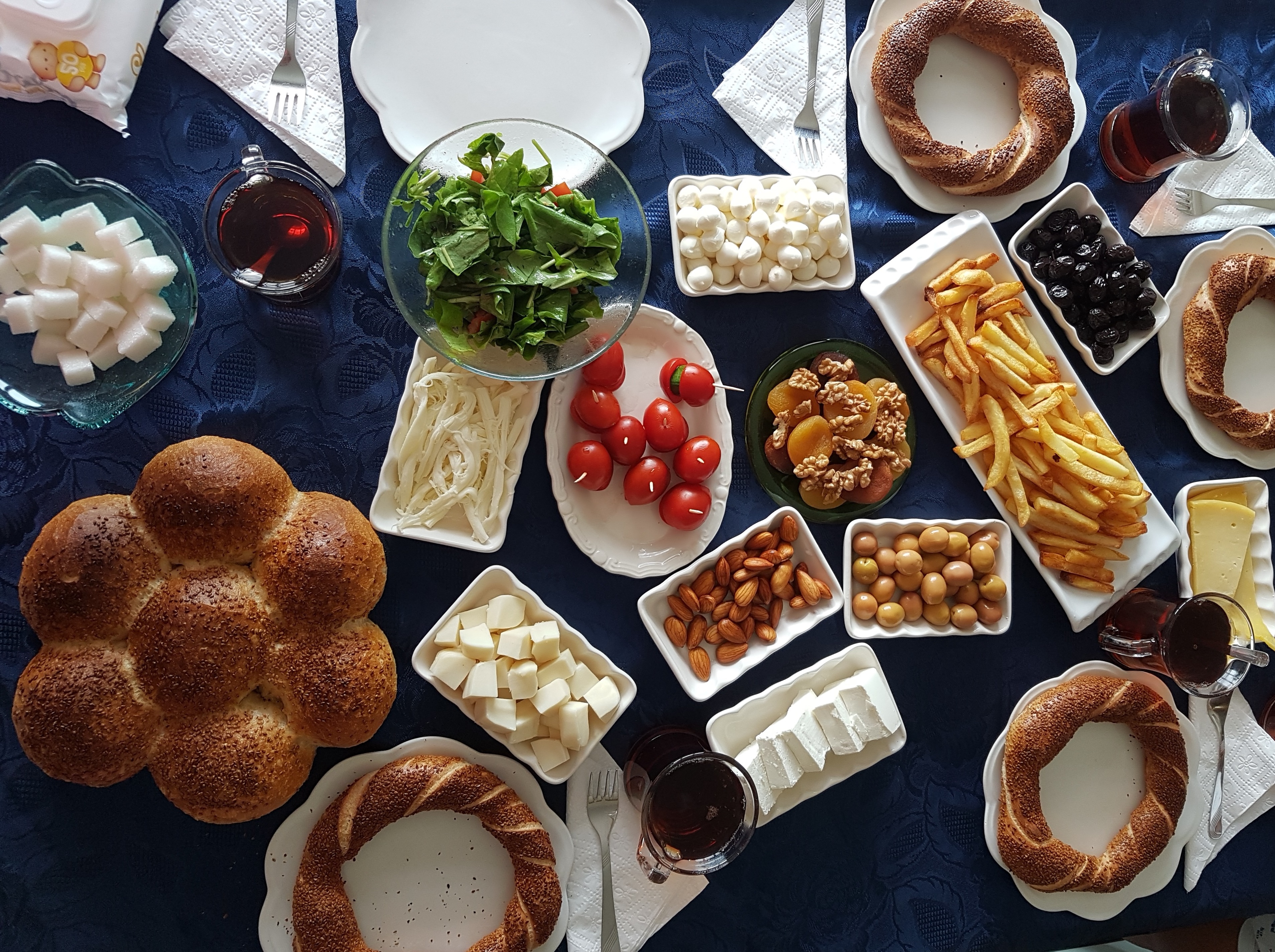 Türk usulü kahvaltı sofrası