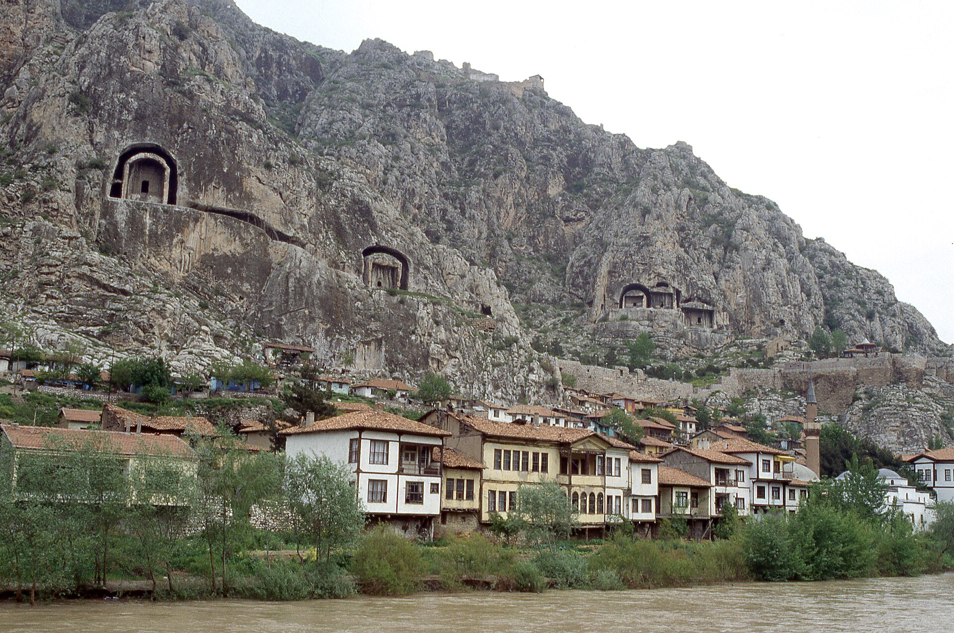 Yalıboyu evlerinin üzerinde Harşena kayalıklarına oyulmuş kral mezarları, nehrin karşı kıyısından