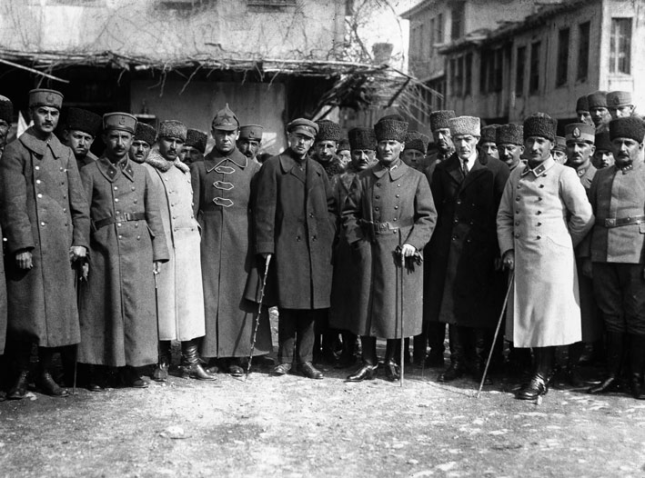Mustafa Kemal Pasha and others during the Turkish War of Independence from left to right: chief of staff of the Western Front Miralay Asim Bey (Gündüz), commander of the Western Front Mirliva Ismet Pasha (İnönü), unknown, military attaché o...