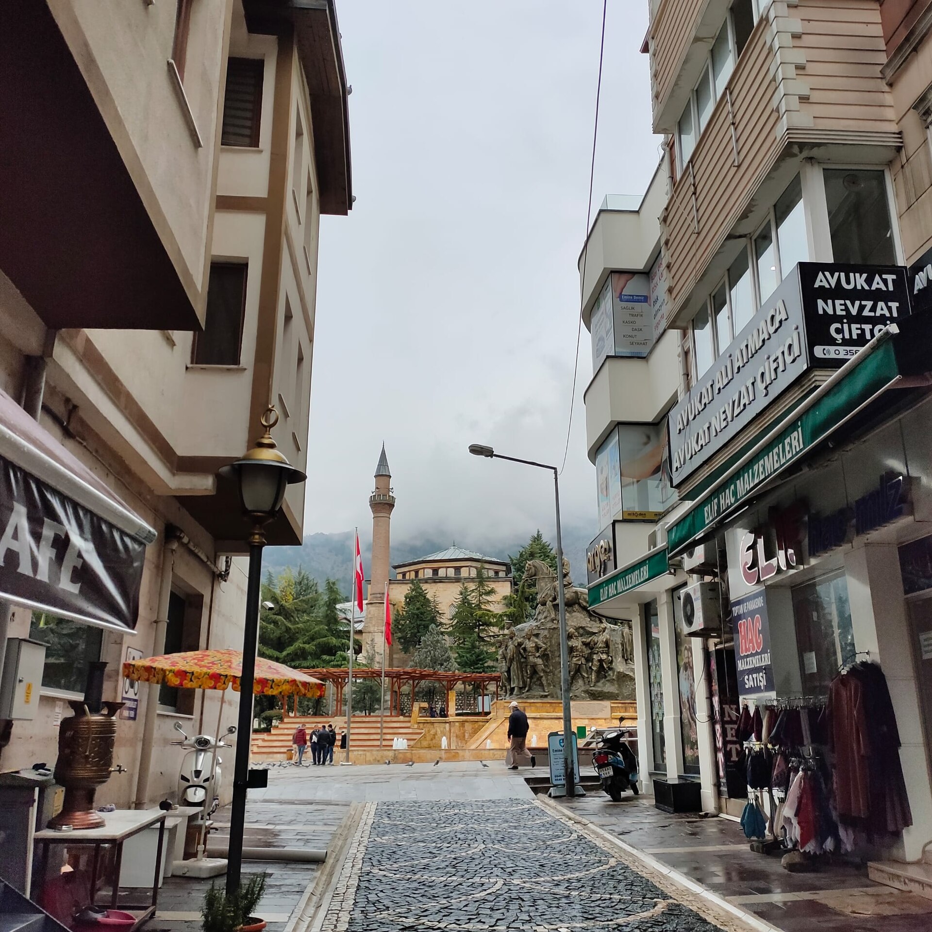 It is the only square of Amasya. This is also known as the place where the Amasya Circular Monument is located.