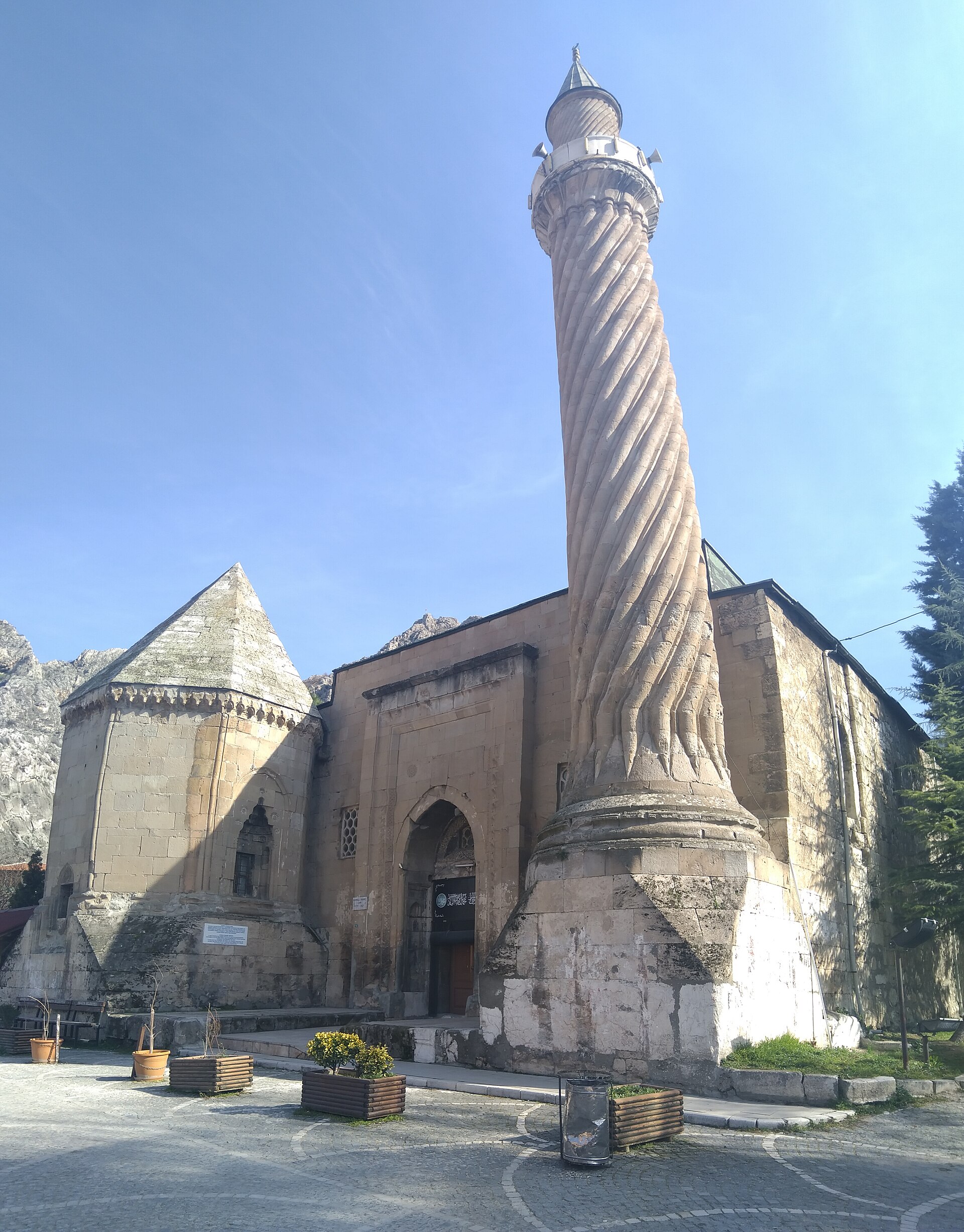 Burmalı Minare Camii
